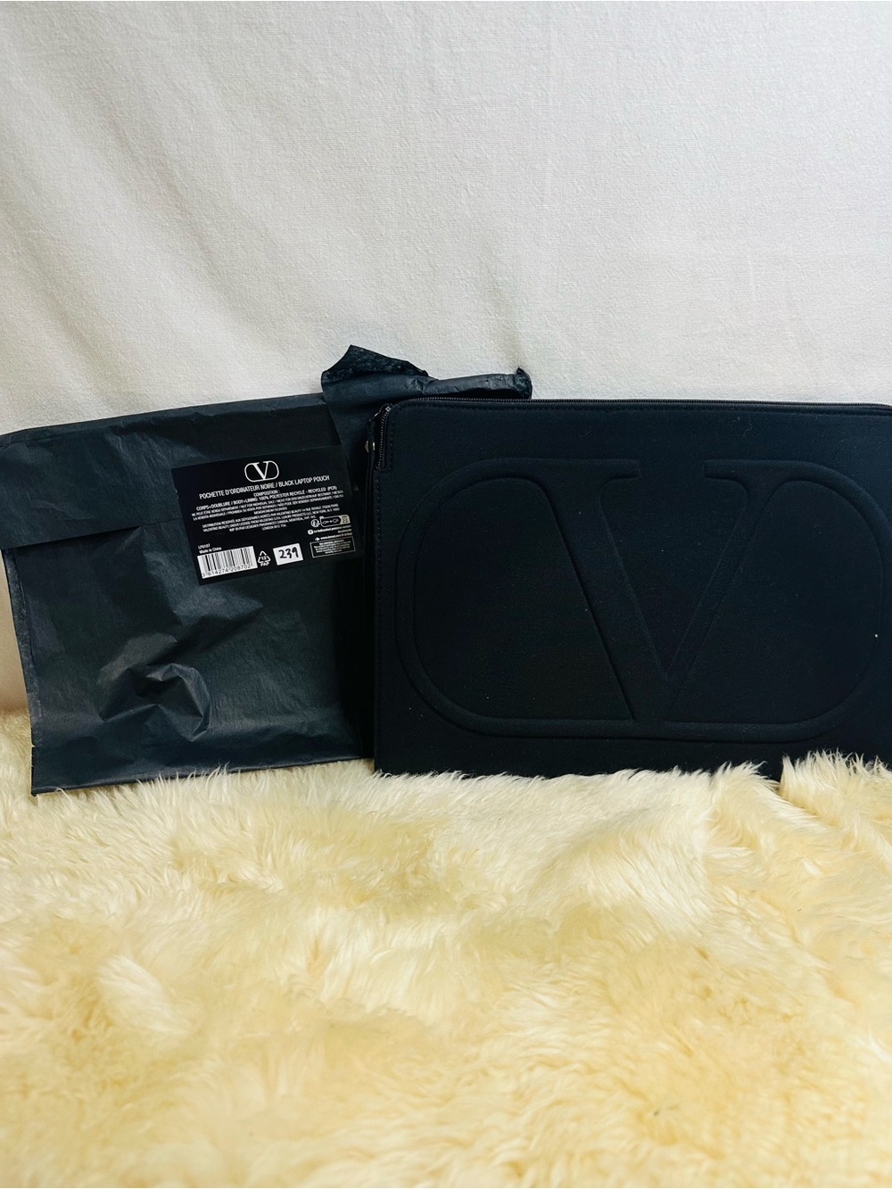 💕Valentino Garavani Black Embossed V Laptop Bag